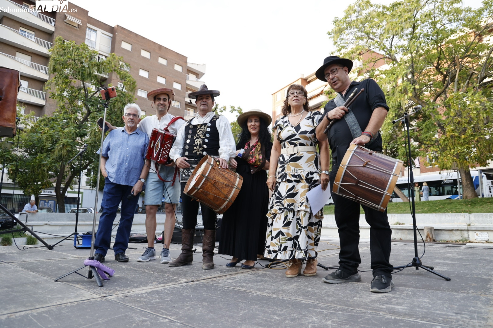La actuación musical de Toño/Paz/Music anima la tarde en el parque Picasso