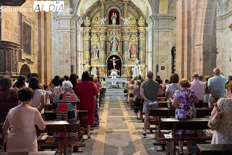 Multitudinaria ofrenda floral a la Virgen de la Asunción en Cantalpino