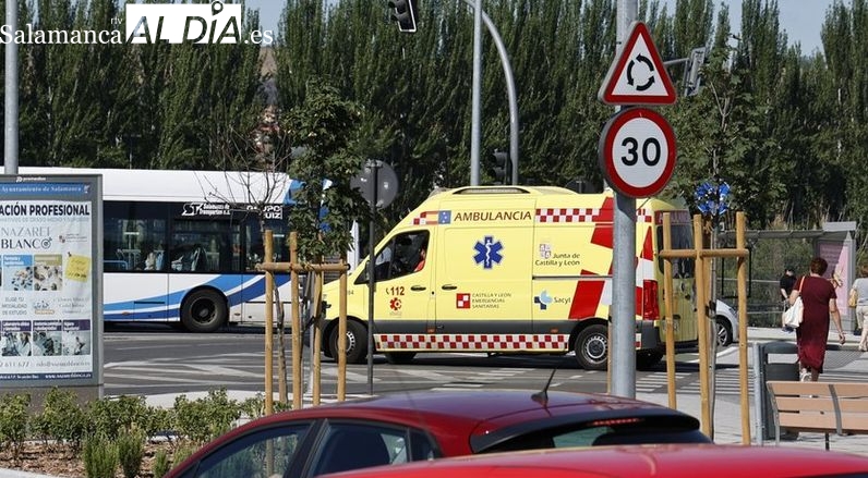 Los Bomberos rescatan a un trabajador tras caer a una zanja cerca del Hospital de Salamanca