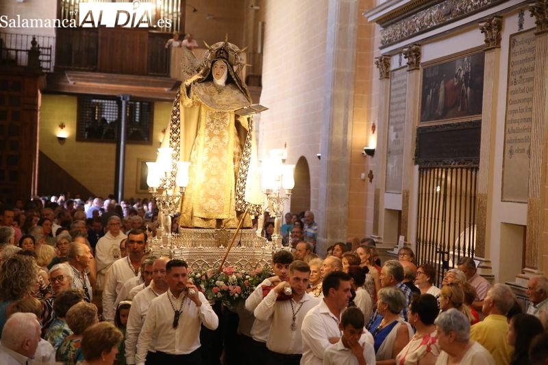 Santa Teresa de Jesús sale de clausura entre el fervor de los albenses