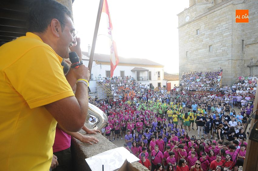 La Peña El Toril celebra su 40 aniversario dando el chupinazo de San Bartolomé en Fuenteguinaldo