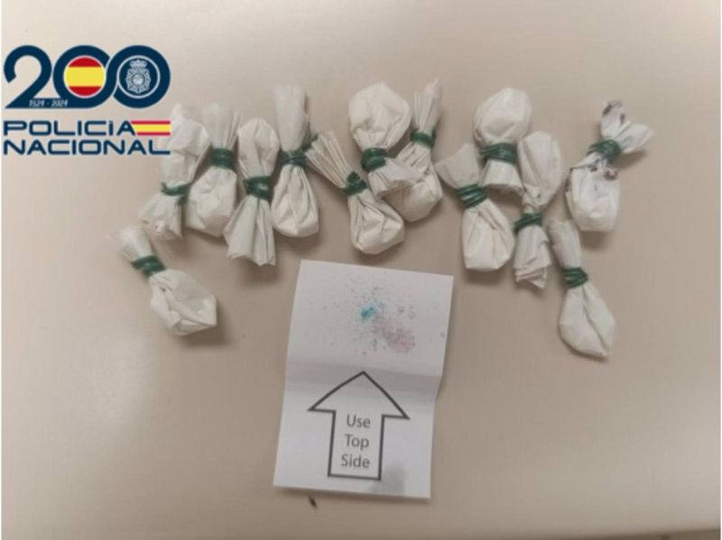 Tiran 13 bolsas de cocaína por la ventanilla del coche al ver a la Policía en un control rutinario