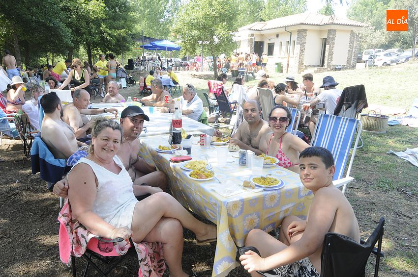Una paella popular para coger fuerzas en el ecuador de las fiestas de Serradilla del Llano