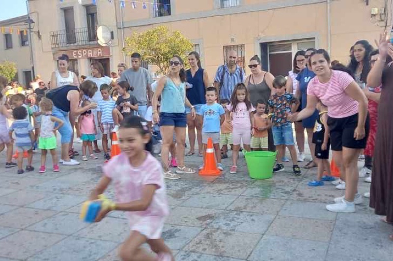 Decenas de pequeños participan en una animada gincana infantil en la previa de las fiestas patronales en Cantalpino