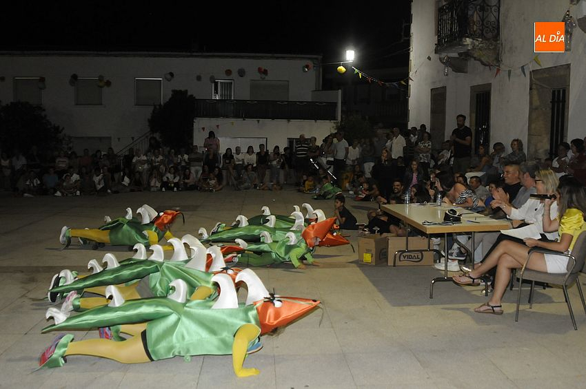 Un desfile de disfraces da paso al grueso de actividades de San Agustín en Villar de Ciervo