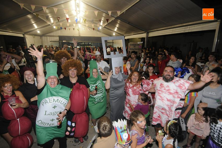 Divertida noche de disfraces en Morasverdes por segundo día consecutivo