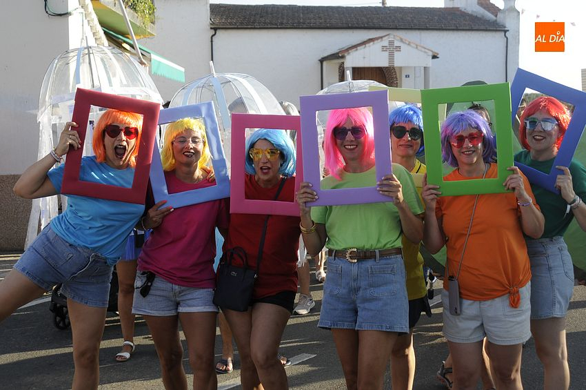 El colorido y la diversión invaden las calles de Tenebrón