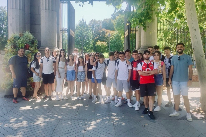 Una treintena de jóvenes participa en la excursión a Warner Beach y El Retiro organizada por el Ayuntamiento