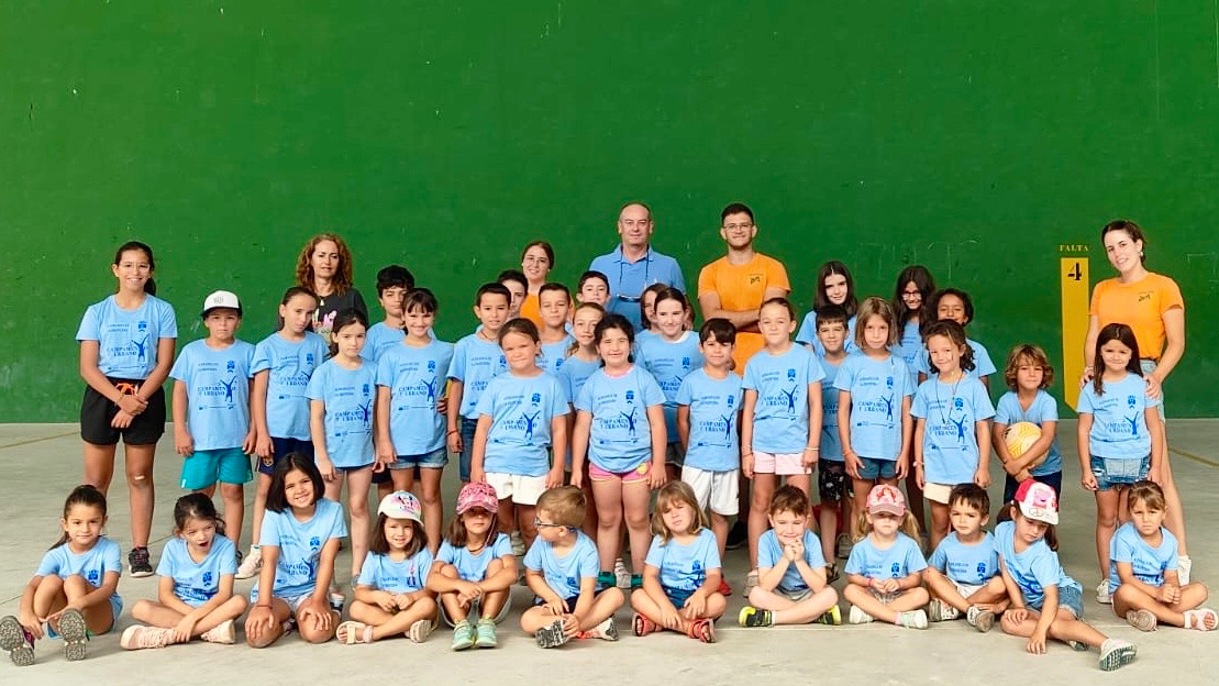 Decenas de pequeños participan en los divertidos Campamentos Urbanos del CID en Aldeaseca de la Frontera