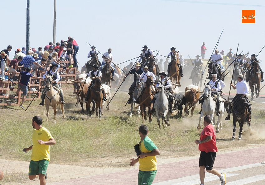 Exitoso primer Encierro a Caballo en Fuenteguinaldo con aires charros
