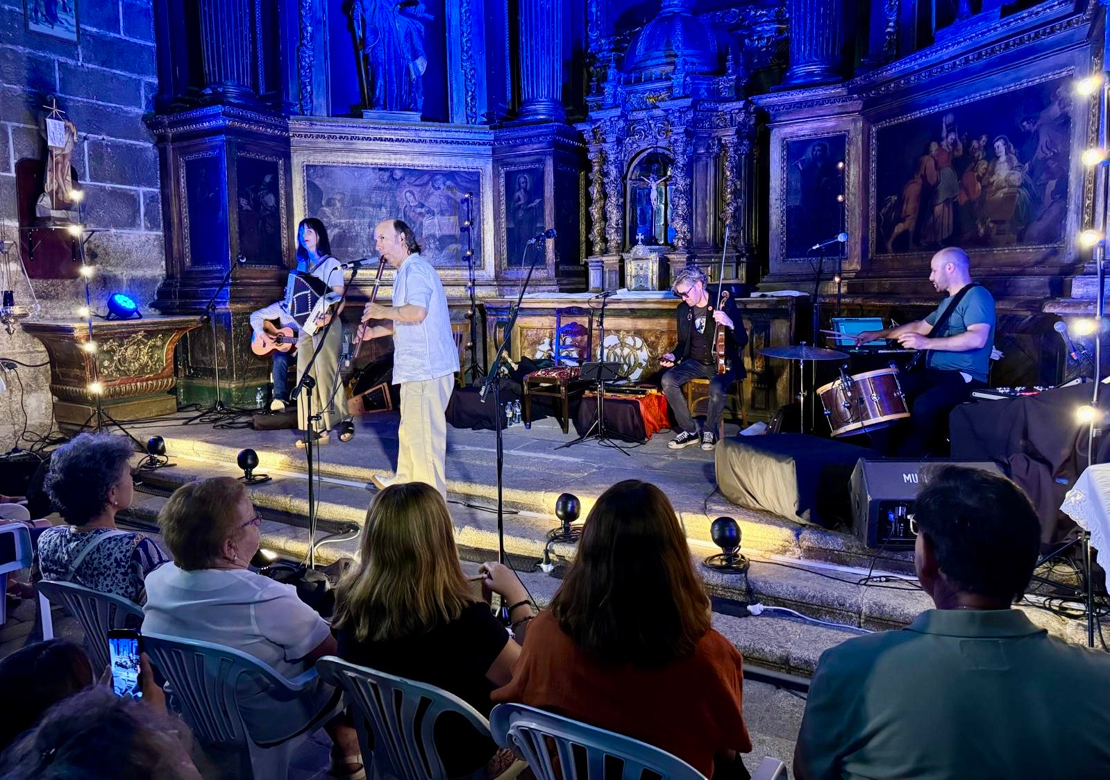 Carlos Núñez envuelve en magia la iglesia parroquial de Salmoral con su nueva experiencia musical ‘Celtic Sea’