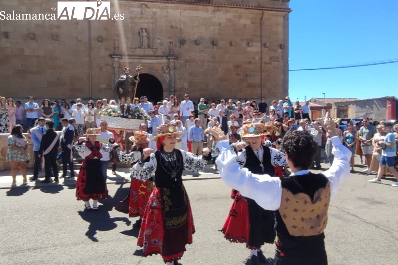 Babilafuente se echa a las calles para honrar a San Roque con bailes y vítores