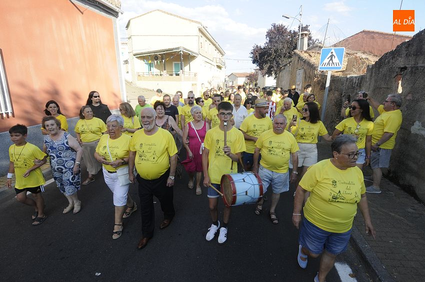 Las peñas tiñen de felicidad las calles y plazas de Serradilla del Llano