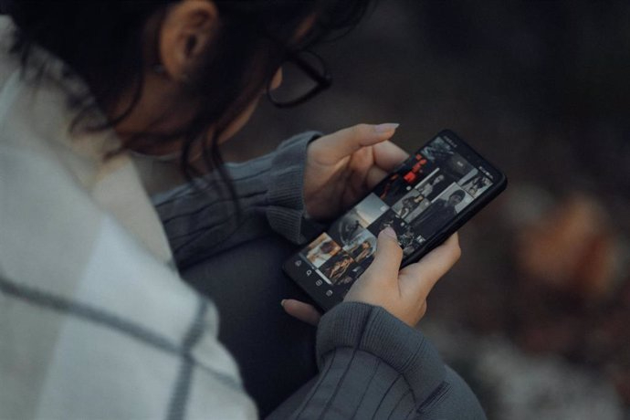 La lista de los objetos de casa que deberías limpiar para evitar la acumulación de bacterias y virus: móvil, llaves, gafas...