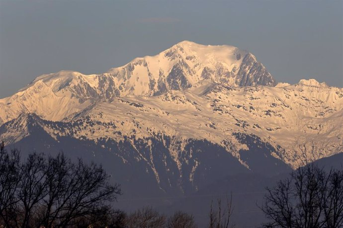 Mueren dos alpinistas españoles tras caerse en la cima del Mont Blanc, en Los Alpes