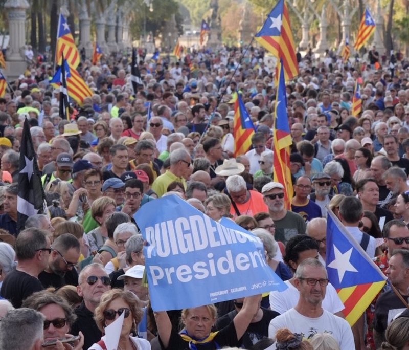 Unas 3.500 personas arropan a Puigdemont en Barcelona, con banderas independentistas