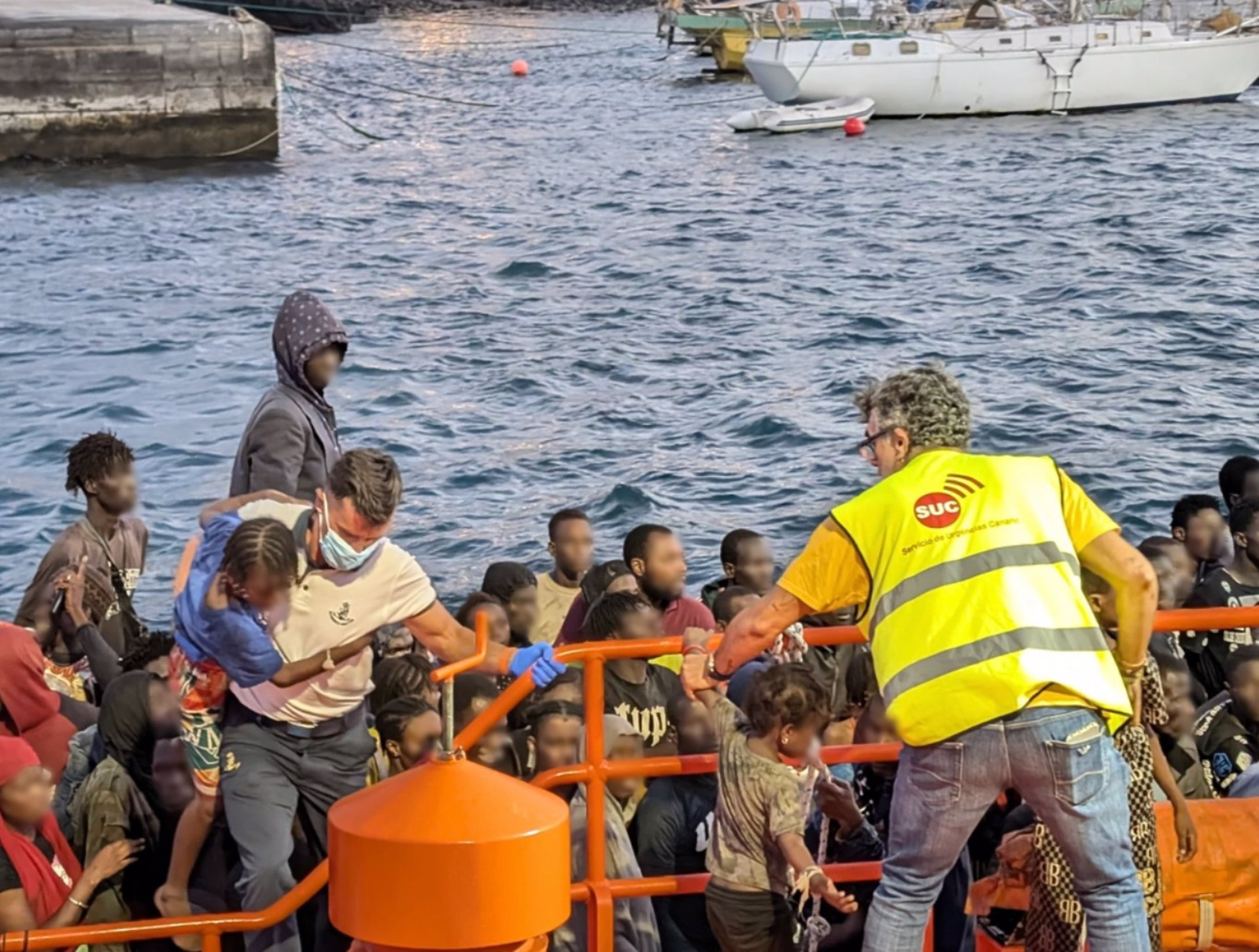 Rescatan un cayuco con 175 migrantes y un fallecido en aguas de El Hierro