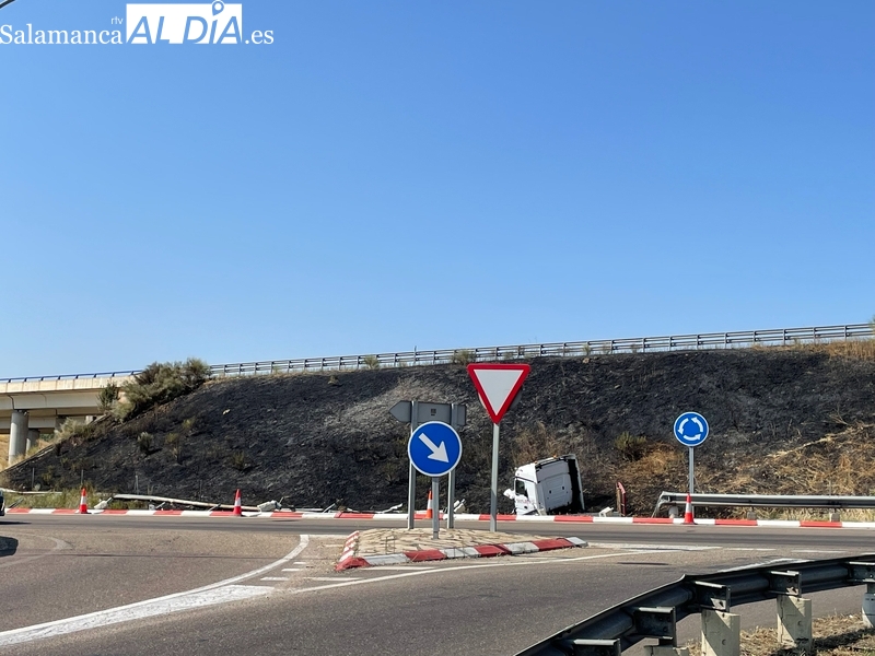 Herido grave el conductor de un camión incendiado en la rotonda de Aldeatejada