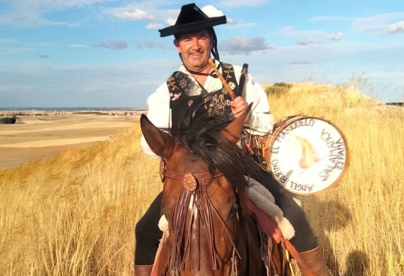 Renuncié al ejército y a la brigada paracaidista por dar clases de gaita y tamboril