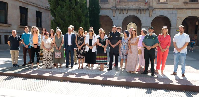 Cientos de personas condenan en silencio el asesinato de Mónica, la última víctima de la violencia de género