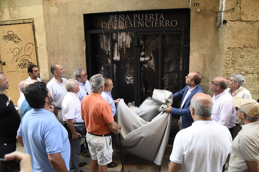 La Peña Puerta del Desencierro luce puerta de forma permanente en la Calle Madrid