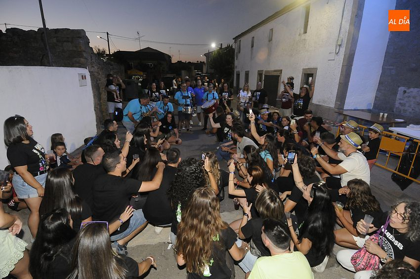Las peñas protagonistas en el chupinazo festivo de Fuentes de Oñoro