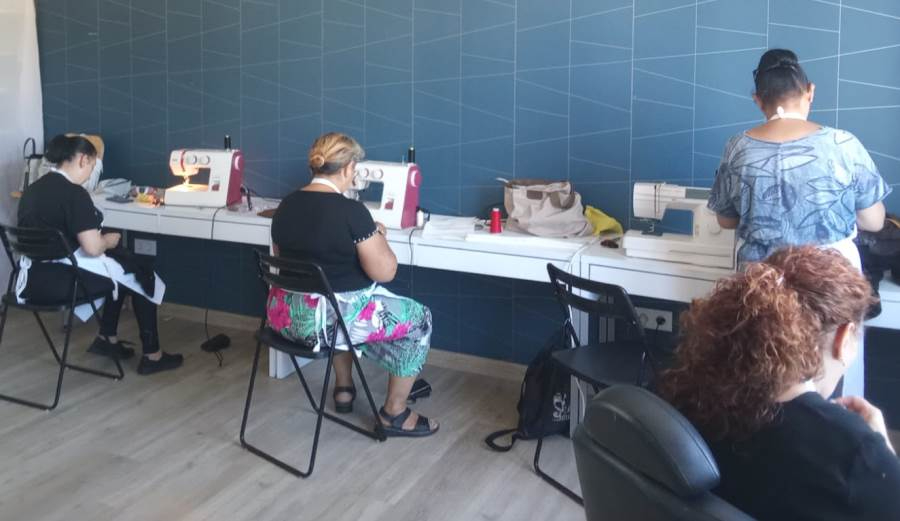 Las alumnas de costura de Cáritas afrontan sus prácticas en la productora Stellarum Films
