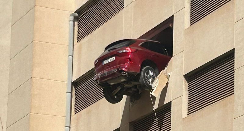 Un vehículo se queda suspendido en una tercera planta de un edificio de aparcamientos en Ibiza