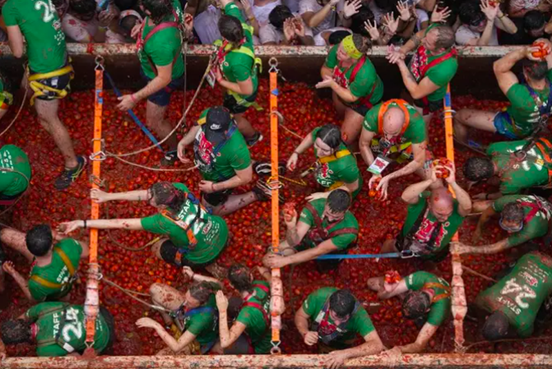 La Tomatina vuelve a teñir de rojo Buñol lanzando más de 120.000 kilos de tomate