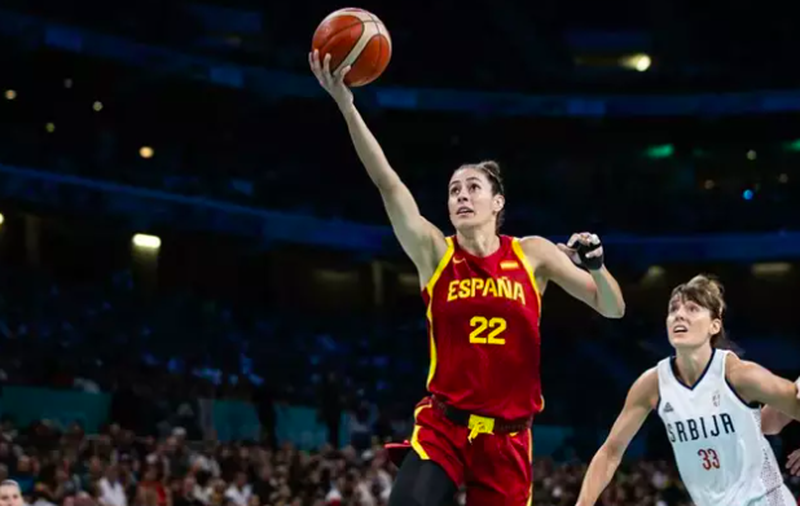 España disfruta, sufre para ganar a Serbia y ser líder de grupo