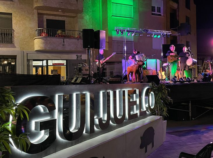 Gabriel Calvo junto a la Fabulosa Retahíla hacen disfrutar del folcklore en un concierto en Guijuelo