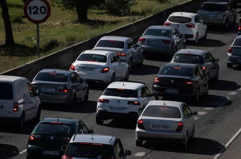 Investigado por conducir un vehículo articulado cargado con 24.000 kilos, sin una rueda y sin frenos