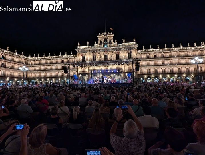 Una Plaza Mayor abarrotada disfruta de la segunda jornada del Festival Internacional de Folclore