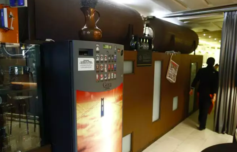 Reclaman al Gobierno retirar todas las máquinas expendedoras de tabaco en un año