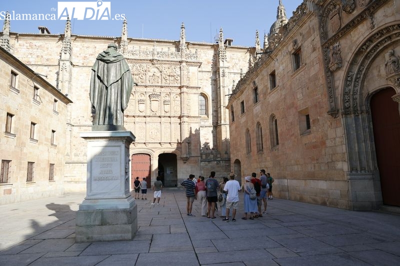Sombras y lugares frescos, los elegidos por turistas y salmantinos para huir del calor 