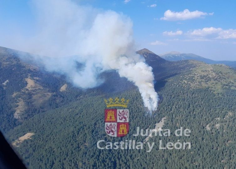 Declarado nivel 1 un fuego en El Espinar (Segovia) en el que trabajan 24 medios aéreos y terrestres