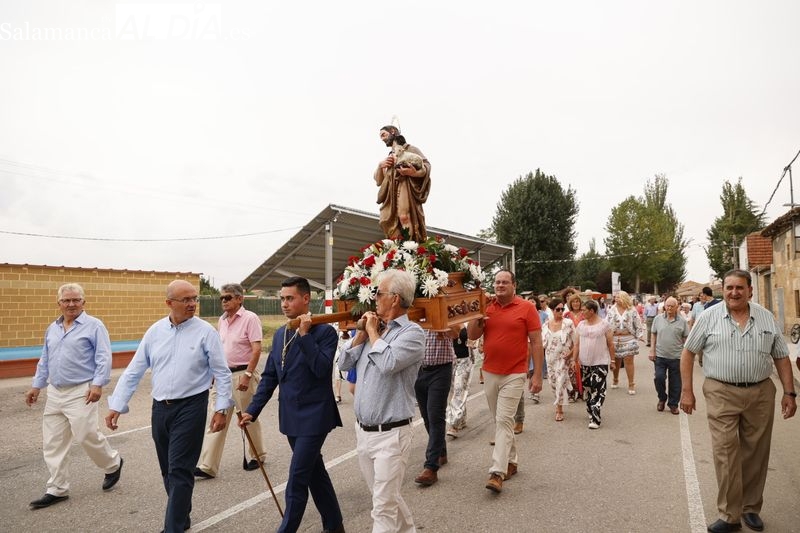 La Vellés sale en procesión en honor a San Juan Bautista 