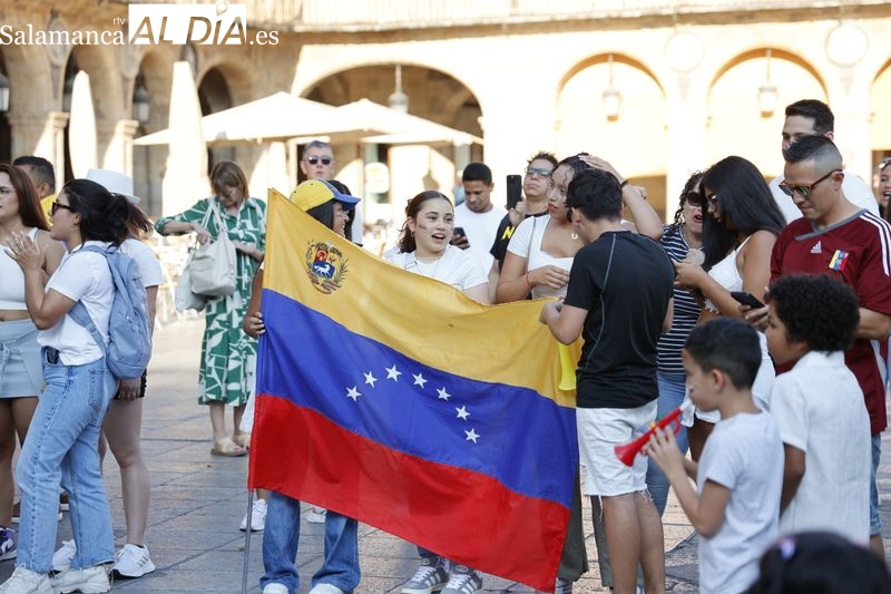 Decenas de venezolanos se concentran en la Plaza Mayor al grito de libertad, libertad