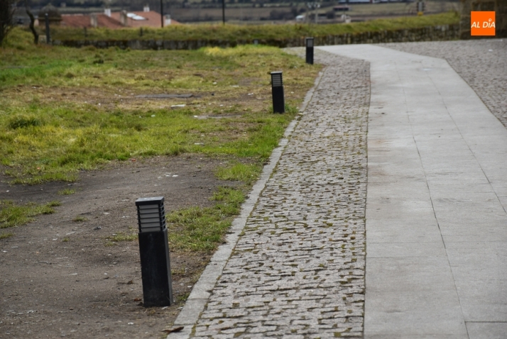 Los bolardos de luz del Paseo Fernando Arrabal desaparecerán para dar paso a farolas