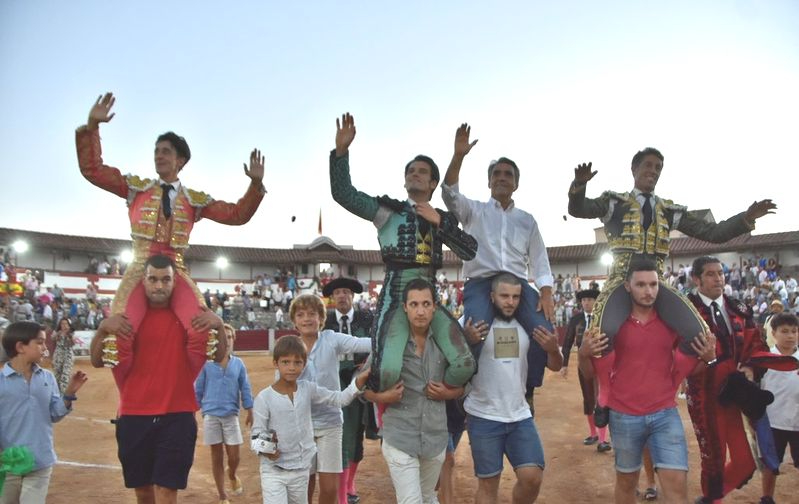 La terna en hombros con gran corrida de Victorino Martín 