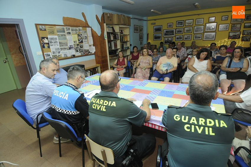Vecinos de El Puente se reúnen con Guardia Civil y Policía Local para plantearles sus problemas de seguridad y convivencia