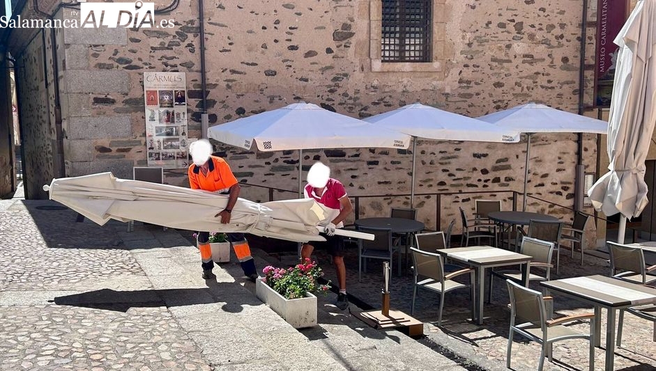 Operarios municipales retiran las sombrillas de Restaurante De la Santa