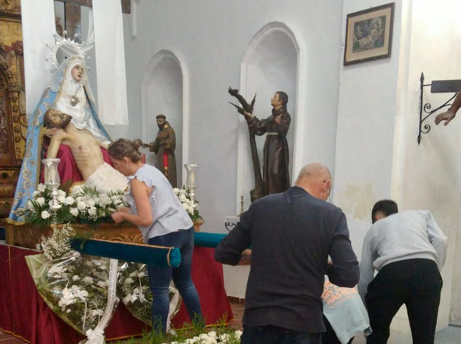Flores y fe protagonizan la gran ofrenda a Nuestra Señora de la Piedad