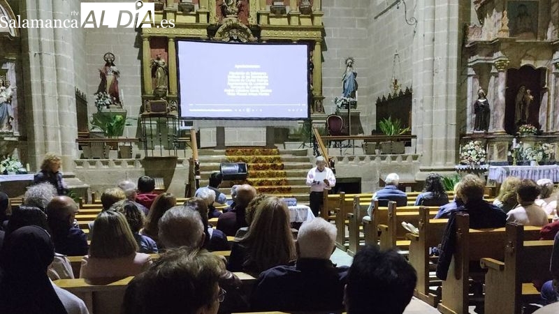 El organista y sacristán de Lumbrales, Ángel Miguel, recibe un homenaje como Guardián de melodías