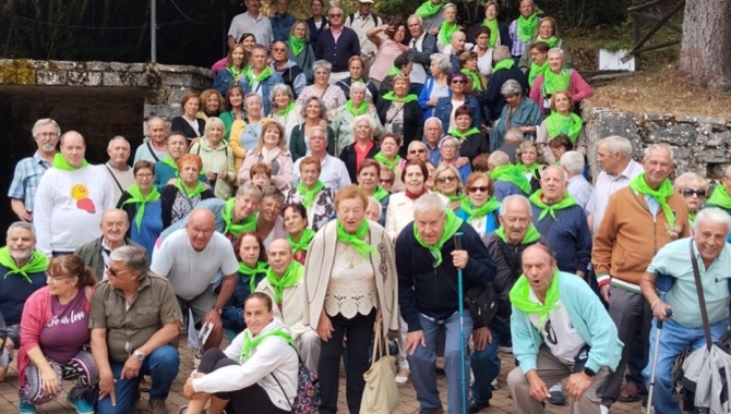 Un centenar de personas disfrutan con la nueva excursión de la asociación de mayores San Miguel a las cuevas de Valporquero y León