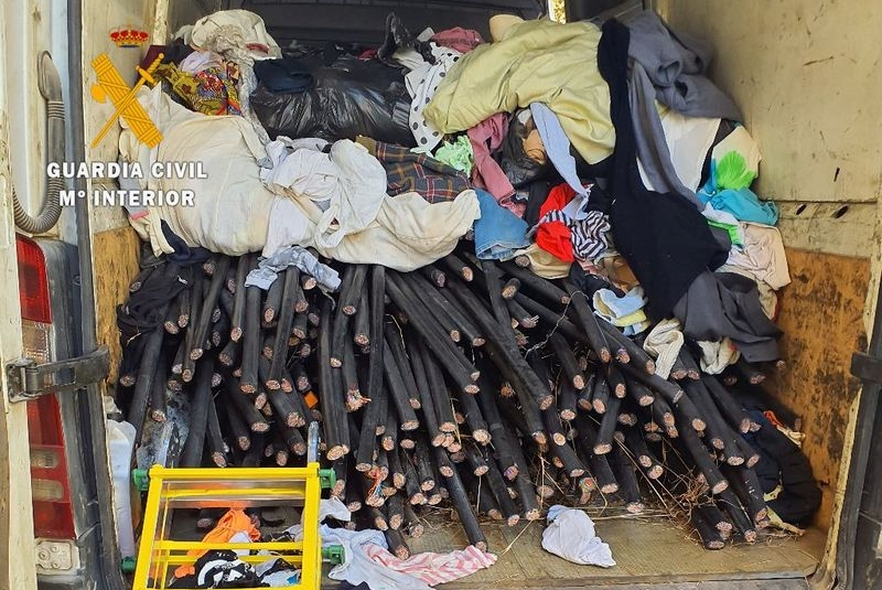 Detenido en El Payo un hombre que iba transportando 3.900 metros robados de cableado