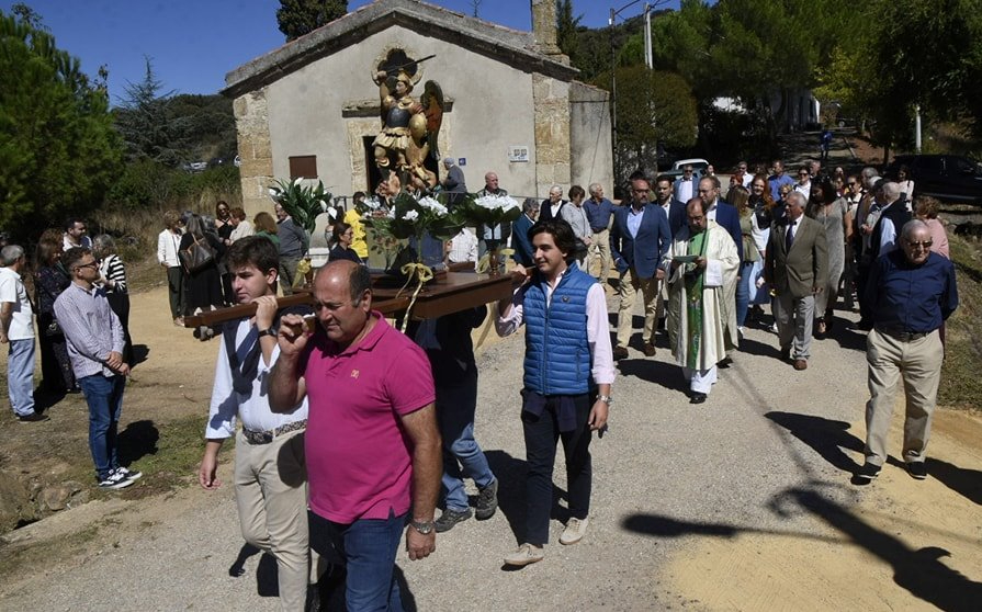 Pedrotoro se pone sus mejores galas para procesionar a San Miguel Arcángel