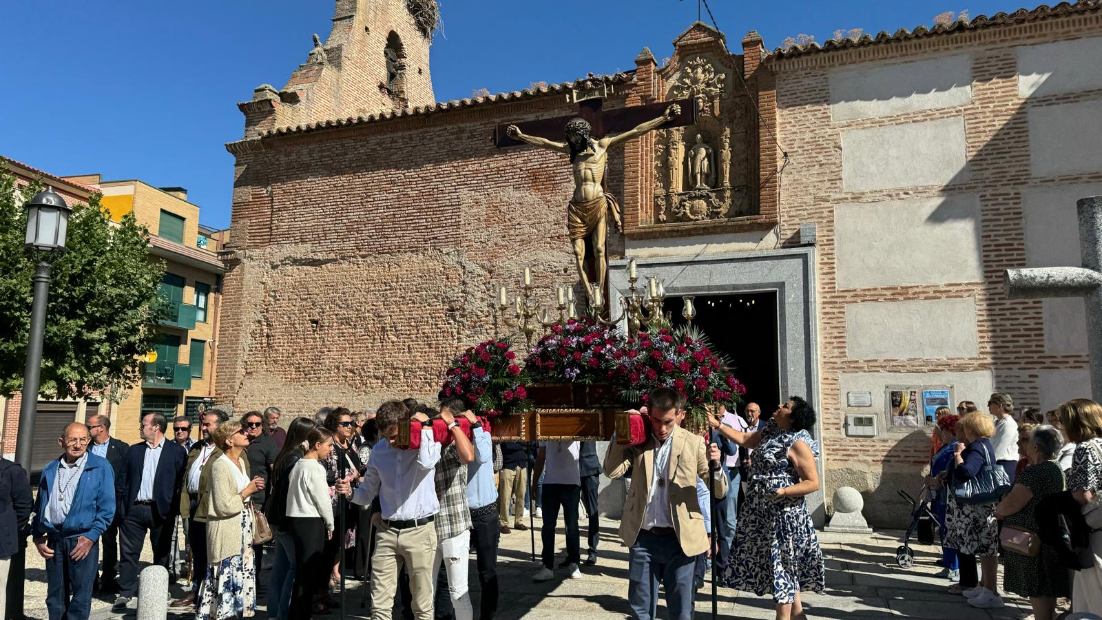 El Santo Cristo de la Agonía recibe cariño y devoción en su vuelta a las calles para celebrar su tradicional fiesta