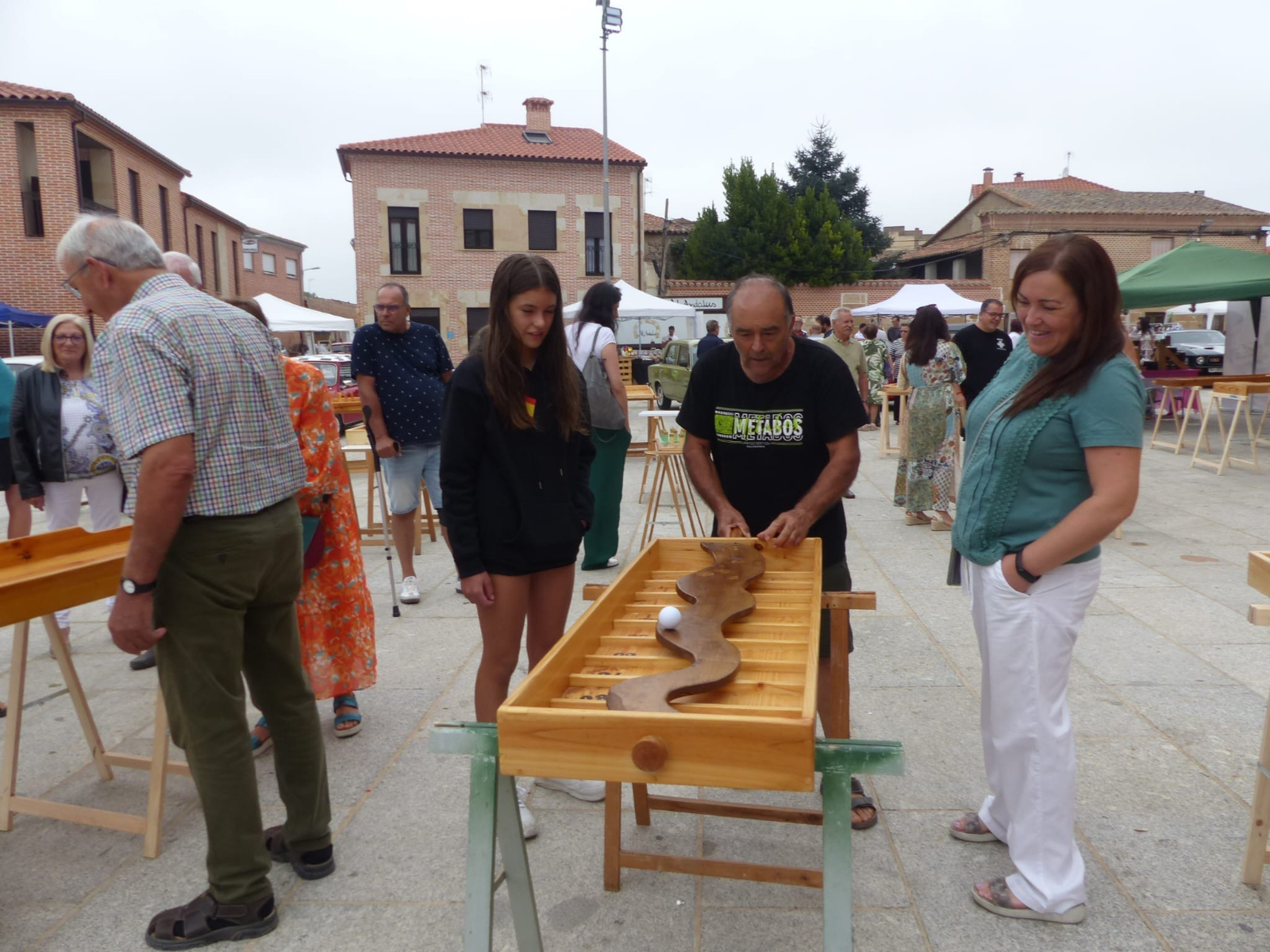 El II Mercado Tradicional Villa Aurea de Villoria se convierte en gran escaparate artesano y natural en un domingo pre-fiestas con exposición de coches y juegos tradicionales 