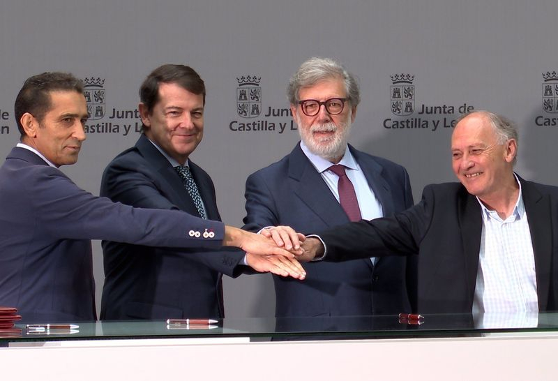 Junta, CEOE y sindicatos renuevan 4 acuerdos sobre vivienda, educación, dependencia y transición 